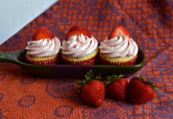 Vanila cupcakes with strawberries