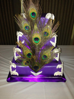 Wedding cake wtih peacock feathers