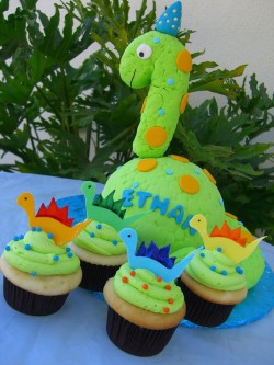Dinosaur cake with cupcakes