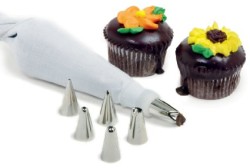 8 Piece Cake Decorating Set