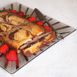 Marble cake with strawberries