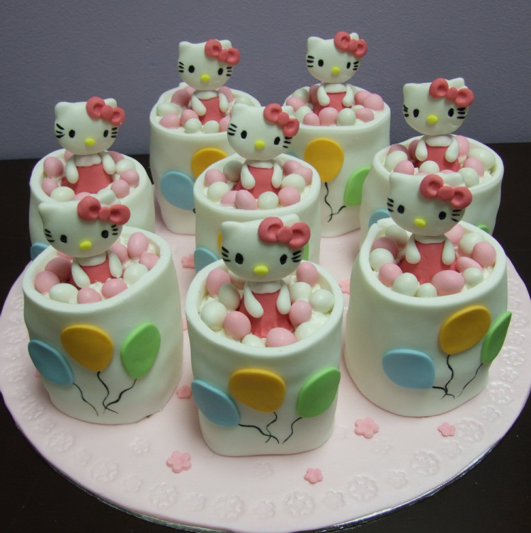 Mini Hello Kitty Cakes