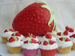 Strawberry cake with cupcakes