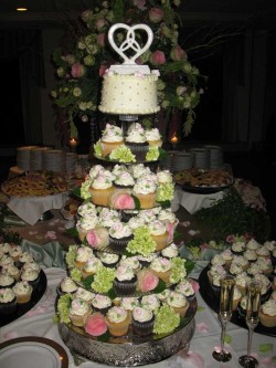 Wedding cupcakes with flowers