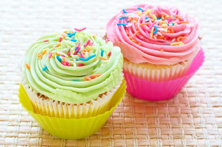 Vanilla Cupcakes with Strawberies