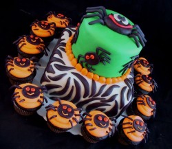 Halloween Cake with Cupcakes