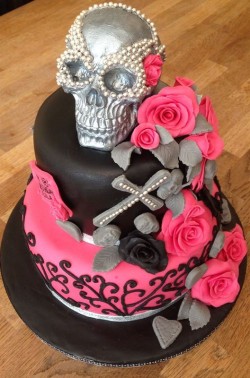 Halloween Cake with Pink Roses