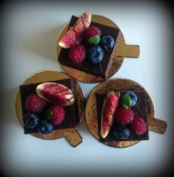 Mini Cakes with Fresh Berries