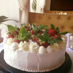 Strawberries Cake