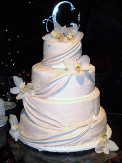 White Fondant Wedding Cake